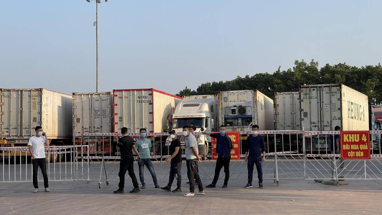 Các bãi đỗ container hàng hóa chờ xuất qua cửa khẩu Móng Cái đều kẹt cứng. Các tài xế, chủ hàng "vạ vật" xếp hàng, mong ngóng được thông qua cửa khẩu.