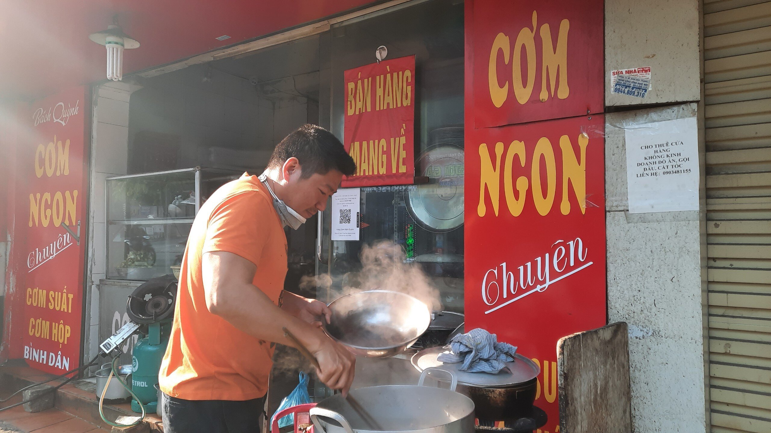 Anh Q. - chủ quán cơm tại quận Đống Đa cũng cho biết, khi khách không được ăn tại chỗ thì cửa hàng của anh đã giảm lượng thực thẩm chuẩn xuống 1/2 so với ngày thường.
