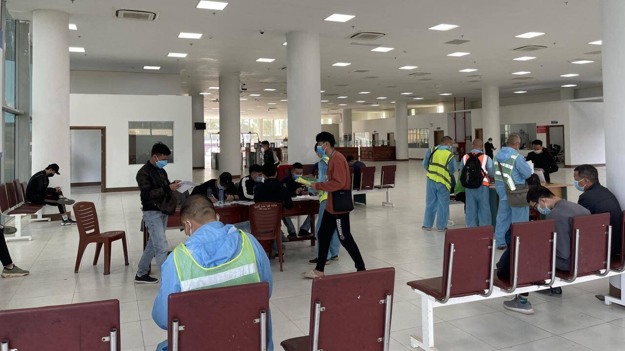 Do lượng phương tiện và hàng hóa về cửa khẩu cầu Bắc Luân II thông quan tăng đột biến, gây ùn tắc cục bộ trong và ngoài khu vực cửa khẩu, UBND TP Móng Cái (Quảng Ninh) đã có văn bản yêu cầu các phương tiện vào giao nhận hàng trong khu vực cửa khẩu bắt buộc phải di chuyển vào trong các khu vực tập kết tạm thời tại cảng Hoàng Tiến, Tây Bắc, Vương Long, Trí Đức (tại khu 5, phường Hải Hòa, TP Móng Cái) thuộc địa điểm kiểm tra hàng hóa xuất khẩu Lục Lầm.