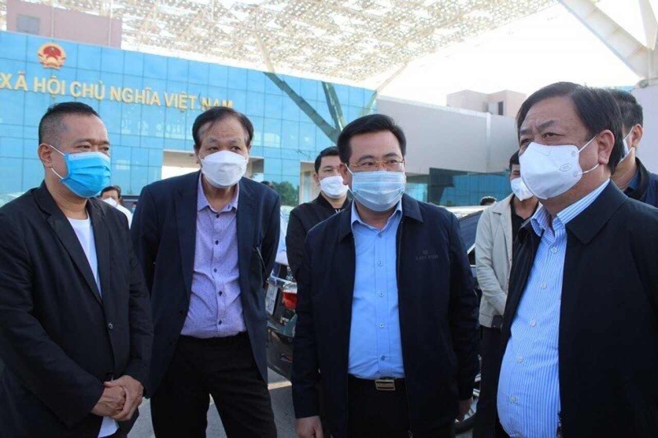 Bộ trưởng Bộ NN&PTNT kiểm tra tình hình xuất nhập khẩu hàng hóa tại TP Móng Cái (Quảng Ninh). Tại buổi kiểm tra, lãnh đạo UBND TP.Móng Cái báo cáo, địa phương đã đề nghị các doanh nghiệp cho thuê kho, bãi chung tay hỗ trợ các chủ hàng, chủ xe nhằm giảm gánh nặng tài chính.