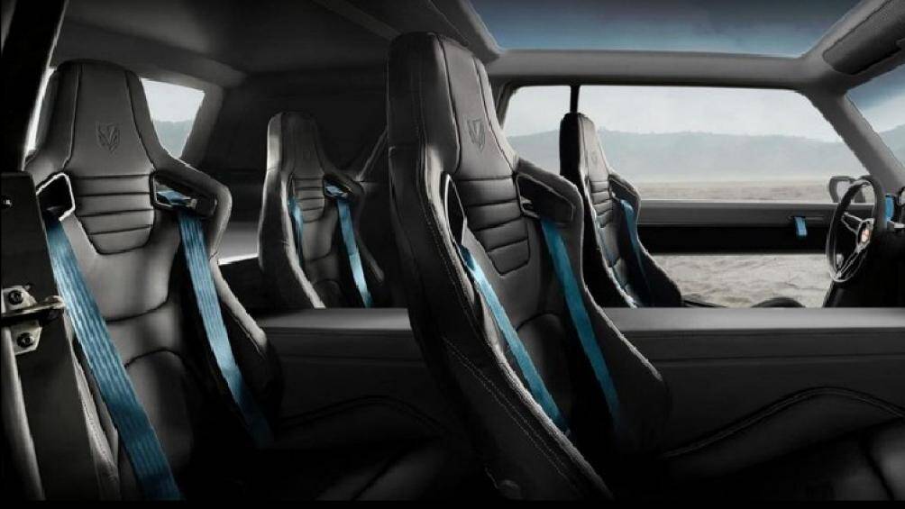 Cabin xe nổi bật nhờ 4 ghế độc lập, bọc da, các bề mặt kính lớn để tối đa hóa góc nhìn và mặt táp lô tối giản với cụm đồng hồ analog