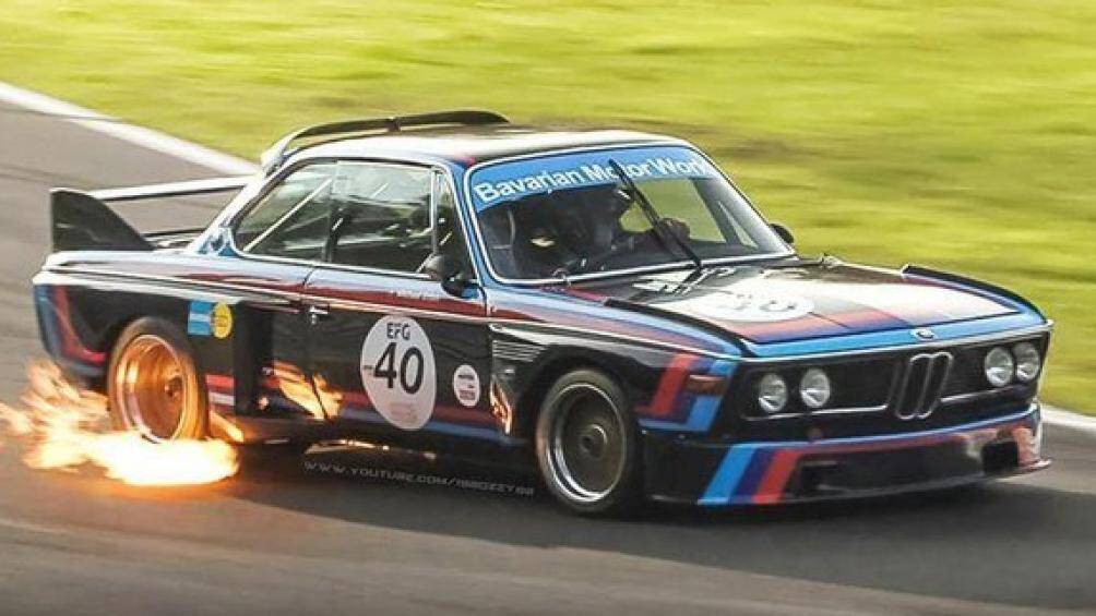 1. BMW 3.0 CSL: Là sản phẩm đầu tiên của hãng xe xứ Bavaria có sọc M huyền thoại và có ngoại hình mạnh mẽ và thể thao
