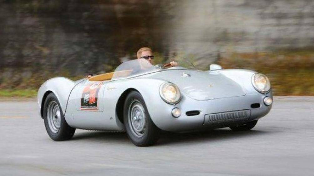 2. Porsche 550 Spyder: Mẫu xe này toát ra vẻ mềm mại và tinh tế bởi các đường cong