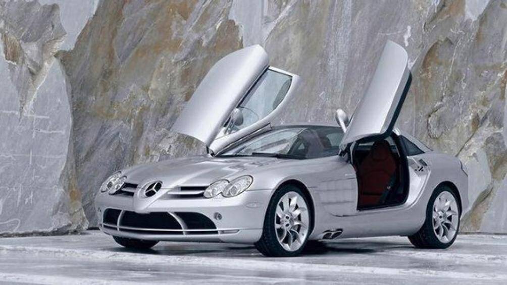 7. Mercedes-Benz SLR: Sự sang trọng của chiếc xe được thể hiện trên các đèn hiệu và cửa dạng cánh bướm