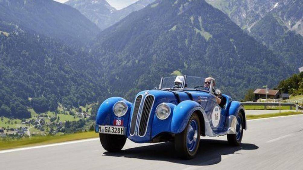 8. BMW 328 Roadster: Nó được đánh giá là một trong những mô hình tốt nhất mà BMW từng chế tạo và là khởi điểm cho sự phát triển xe đua của BMW