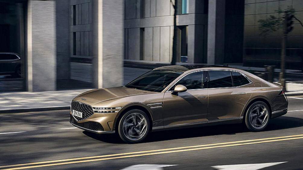 Các tính năng đáng chú ý khác bao gồm: Hệ thống đánh lái bánh sau, Hệ thống treo khí nén cũng sử dụng các cảm biến để phát hiện khi xe đang đổ dốc...