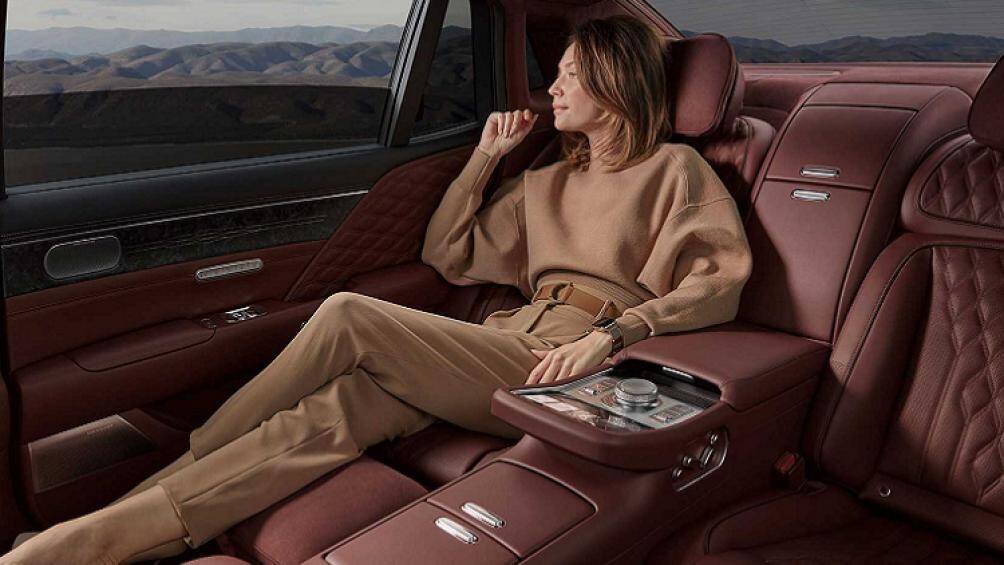 Tất cả các ghế đều được bọc da cao cấp, chỉ viền sắc nét. Các ghế trước có chế độ thoải mái với 10 đệm hơi ở lưng và 2 đệm hơi ở mặt ghế