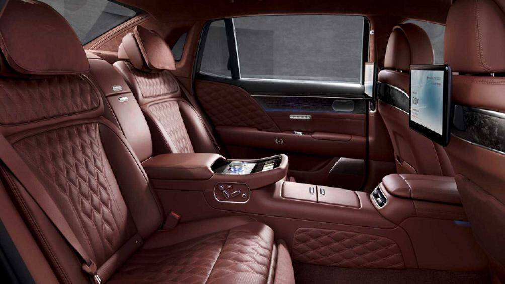 Ghế VIP phía sau cũng sang trọng không kém khi có tính năng sưởi ấm và thông gió