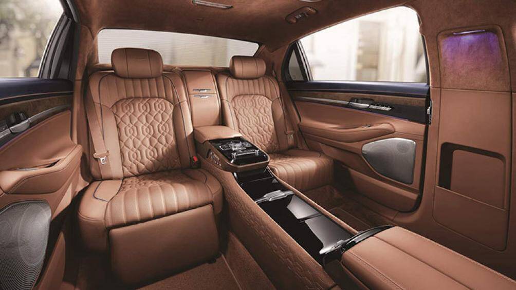 Genesis G90 sẽ sử dụng hệ thống âm thanh Bang & Olufsen 23 loa kết hợp pop-up tweeter. Mẫu xe cũng sẽ có hai cửa sổ trời toàn cảnh