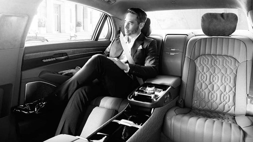 Hành khách ngồi phía sau cũng có thể sử dụng màn hình cảm ứng 8 inch đặt ở phần tựa tay. Màn hình này cho phép điều chỉnh ghế ngồi, nhiệt độ...