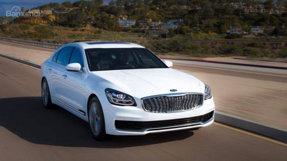 2. Kia K900: K900 là chiếc sedan lớn nhất và đẹp nhất của thương hiệu Kia với thân hình bóng bẩy, lưới tản nhiệt nổi bật