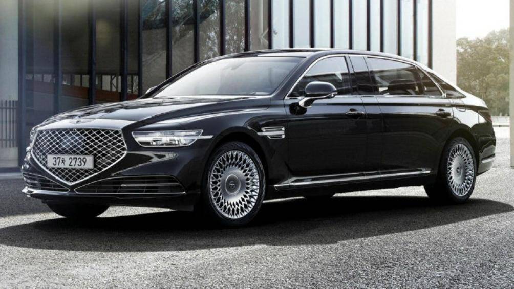 8. Genesis G90: G90 hướng đến sự sang trọng và được thiết kế để tạo cảm giác như đang ngồi trên một chiếc Rolls-Royce