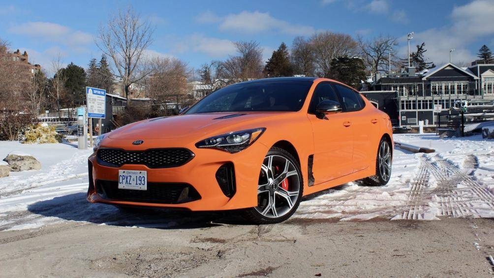 9. Kia Stinger GT: Stinger xuất hiện trên thị trường vào năm 2017 và ngay lập tức gây ấn tượng với giới mộ điệu nhờ thiết kế đẹp mắt
