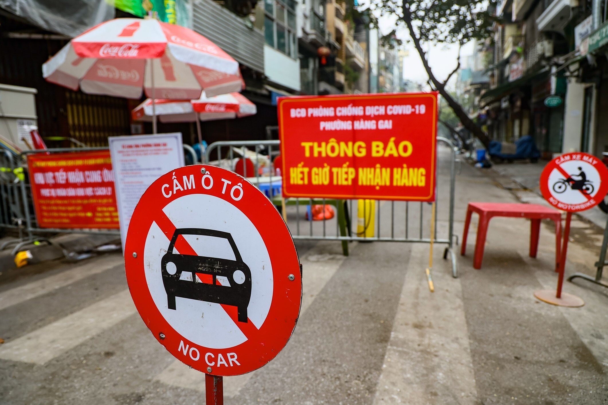 Phó Giám đốc Sở Y tế Hà Nội Vũ Cao Cương cho biết, TP Hà Nôi xây dựng phương án cách ly, quản lý, theo dõi, khám và điều trị tại nhà đối với người nhiễm COVID-19 trên địa bàn và chỉ đạo các quận, huyện, thị xã nghiêm túc khẩn trương triển khai thực hiện. Đến ngày 16/12 đã có hơn 1.000 trường hợp F0 quản lý, theo dõi tại nhà.