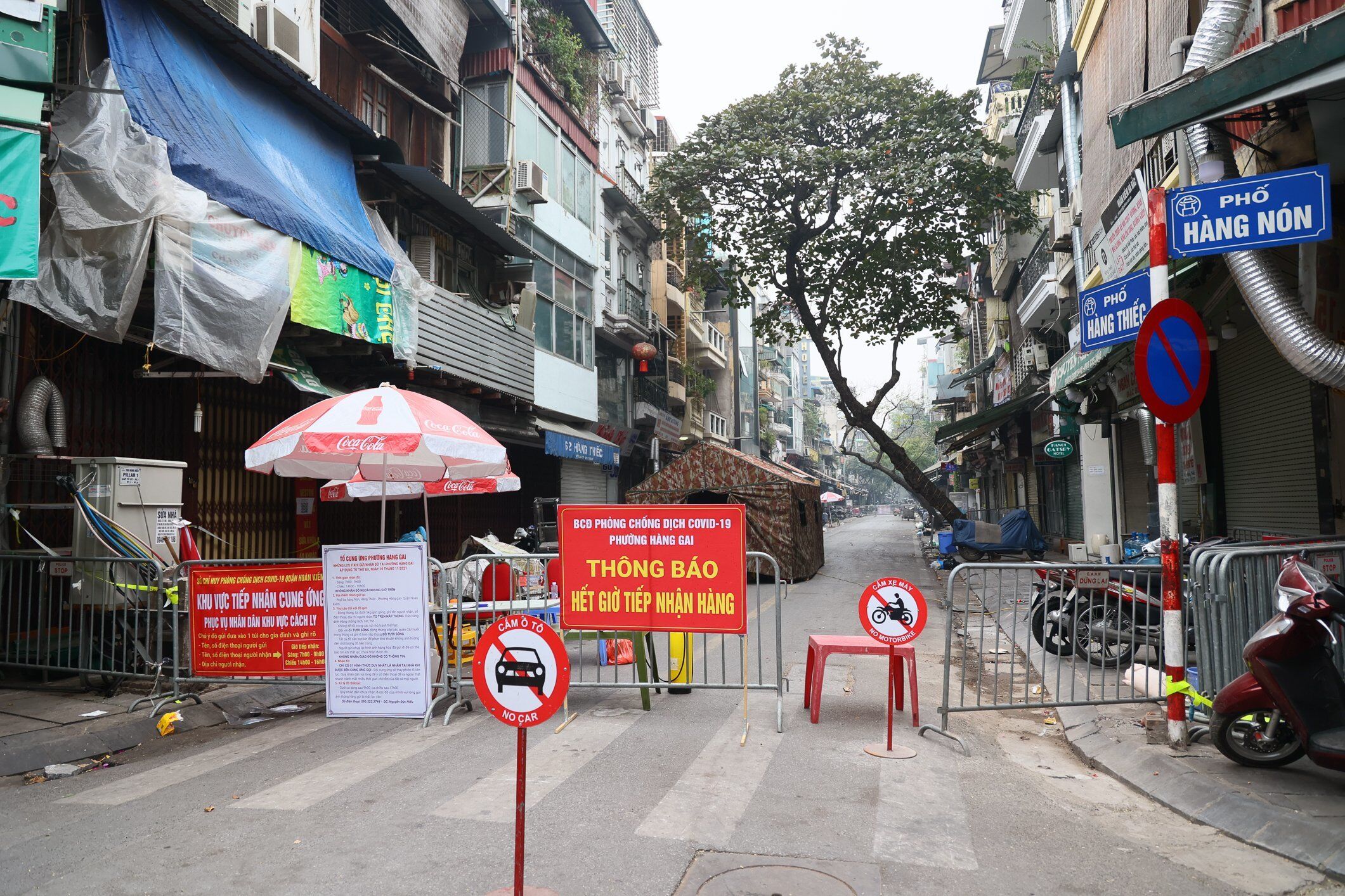 Chị N.N.T.M (trú tại phố Hàng Thiếc, phường Hàng Gai) là F0 đang điều trị tại nhà cho biết, khi mắc bệnh mà không có triệu chứng, việc điều trị tại nhà hiệu quả, thuận tiện cho người bệnh bởi cuộc sống sinh hoạt của họ không bị xáo trộn.