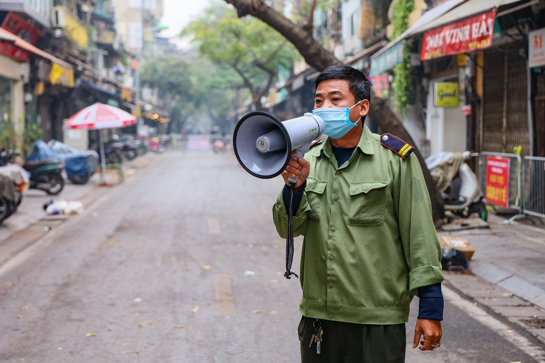 Bên cạnh đó, Tổ phòng chống dịch COVID-19 cộng đồng của phường được huy động tối đa nhân sự chốt trực ở các lối ra/vào điểm cách ly, giúp vận chuyển đồ thiết yếu đến các hộ gia đình bên trong khu vực cách ly. Việc này khiến chị M. và người dân trong khu cách ly rất an tâm.