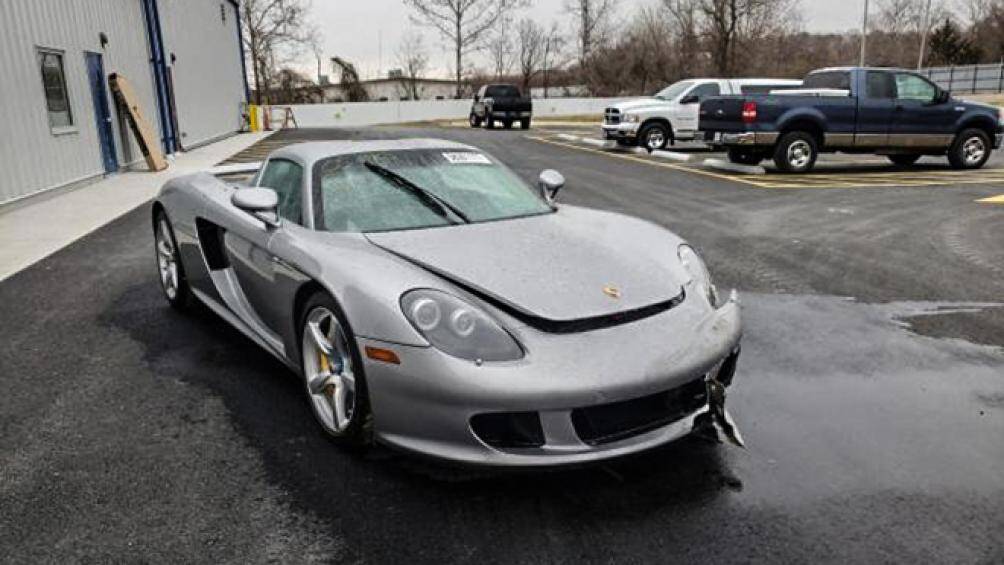 Tuy nhiên chiếc Porsche Carrera GT 2005 bị tai nạn khá nặng này đang được Copart đấu giá khởi điểm ở mức 362.000 USD (tương đương hơn 8,3 tỷ đồng)