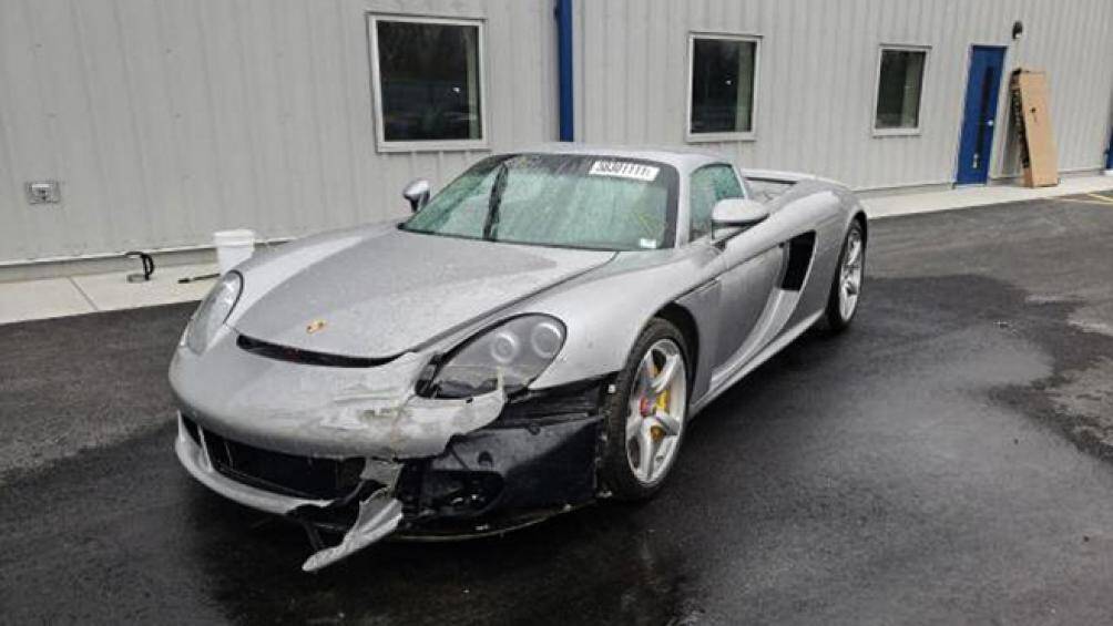 Xe đã gặp một tai nạn khiến phần đầu xe bị hư hỏng. Cản trước không còn nguyên vẹn, để lộ phần kết cấu bên trong xe