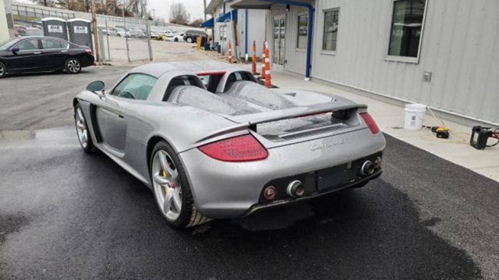 Ngoài ra, túi khí phía bên ghế phụ đã bung cho thấy xe đã va chạm mạnh. Cabin xe vẫn trong tình trạng tốt, mọi chi tiết đều còn nguyên vẹn