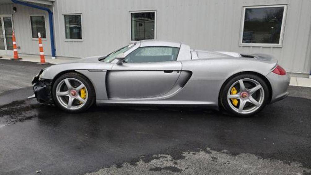 Nắp capo bị vênh cùng một vài vết xước ở đầu xe. Các bộ phận còn lại của xe đều giữ nguyên về mặt thẩm mỹ