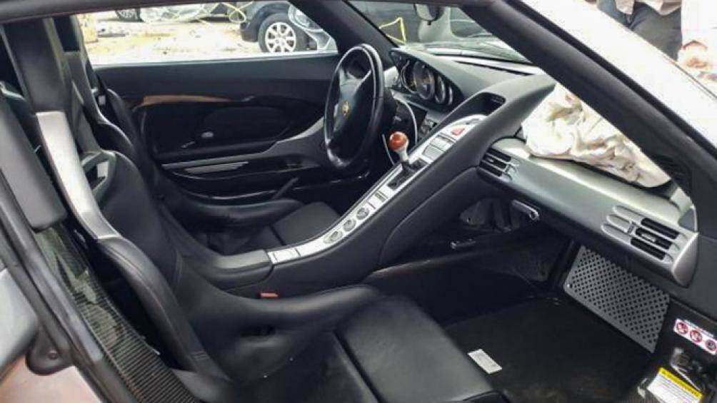 Khoang động cơ nằm sau nên va chạm dường như không gây ảnh hưởng nào. Chiếc xe này đã chạy được 13.493 km