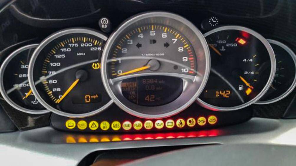 Porsche Carrera GT dù đã trải qua hàng chục năm nhưng vẫn được giới yêu xe săn đón, khi mẫu xe này chỉ được sản xuất giới hạn 1.270 chiếc