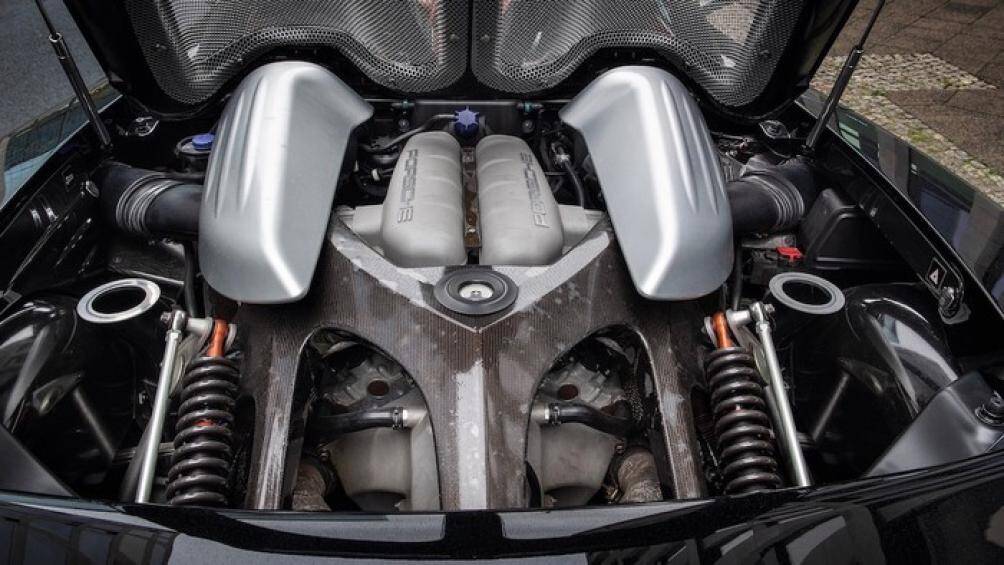 Porsche Carrera GT được trang bị khối động cơ V10, dung tích 5.5L hút khí tự nhiên, cho công suất tối đa 603 mã lực