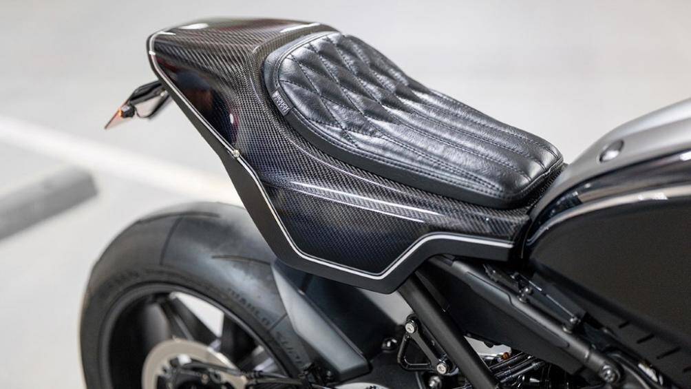 Chủ xưởng Rough Crafts đã thiết kế toàn bộ các chi tiết của dàn áo và tạo hình chúng từ sợi carbon