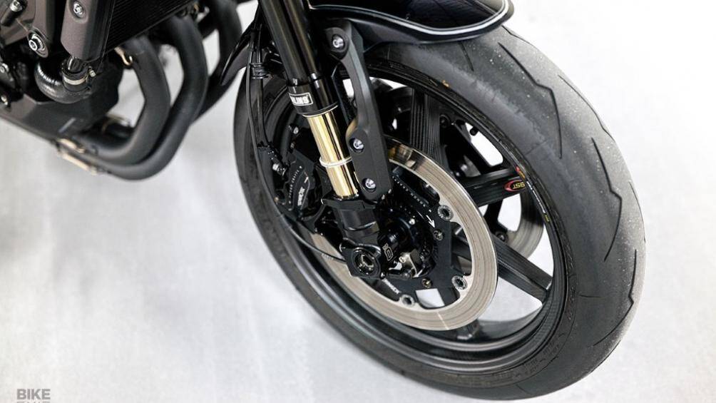 Để giảm trọng lượng cho chiếc XSR900, cặp mâm nguyên bản đã được thay bằng bộ mâm carbon BST