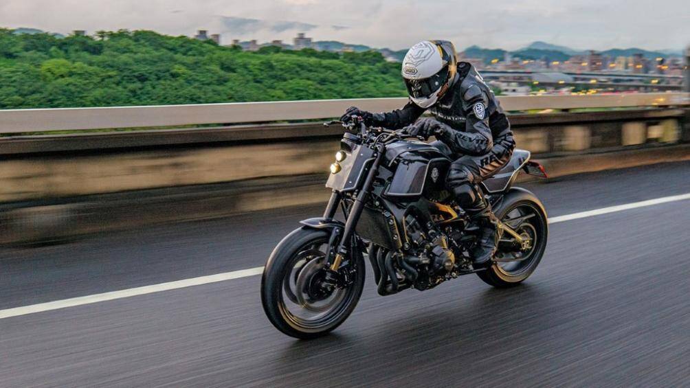 Tương tự, chắn bùn trước của xe cũng làm từ sợi carbon, bên cạnh đó là cặp đèn xi-nhan LED Koso, bao tay Motogadget, bảng đồng hồ hạ thấp...