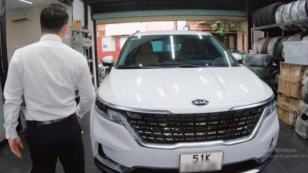 Ở ngoại hình chiếc xe Kia Carnival 2022 của Di Băng còn được trang trí với 2 bên sườn với đề-can hình ảnh chú ngựa Pony