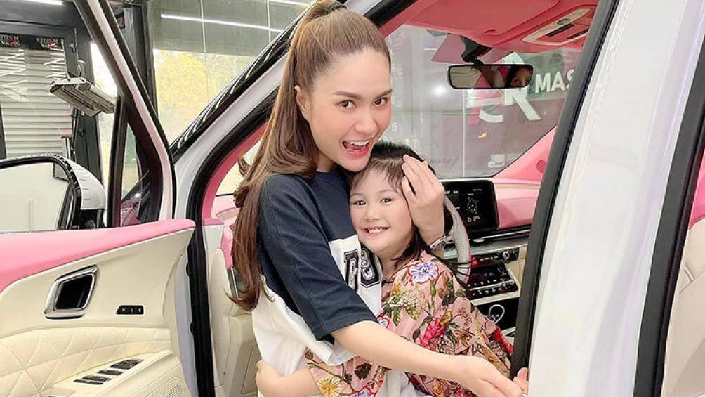 Di Băng cho biết cô chọn xe MPV để cả gia đình sử dụng cho thải mái. Toàn bộ nội thất bên trong xe cũng được làm mới