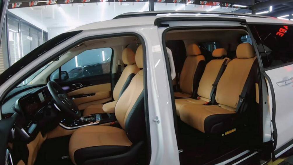 Thay vì tông màu vàng cát và đen của xe nguyên bản, chủ nhân đã chọn màu trắng và hồng theo sở thích của các con