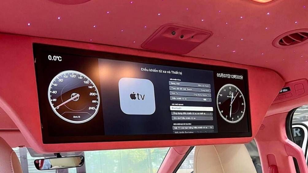 Ngoài ra, chủ nhân còn bổ sung thêm màn hình giải trí siêu lớn dành cho hàng ghế thứ 2, trên đầu ghế hàng thứ 2 được thêu chú ngựa Pony