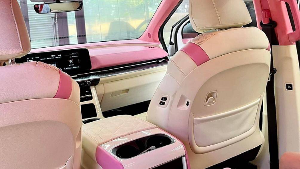 Trần xe được gắn đầy sao và bọc da màu hồng lấy ý tưởng từ các mẫu xe Rolls-Royce