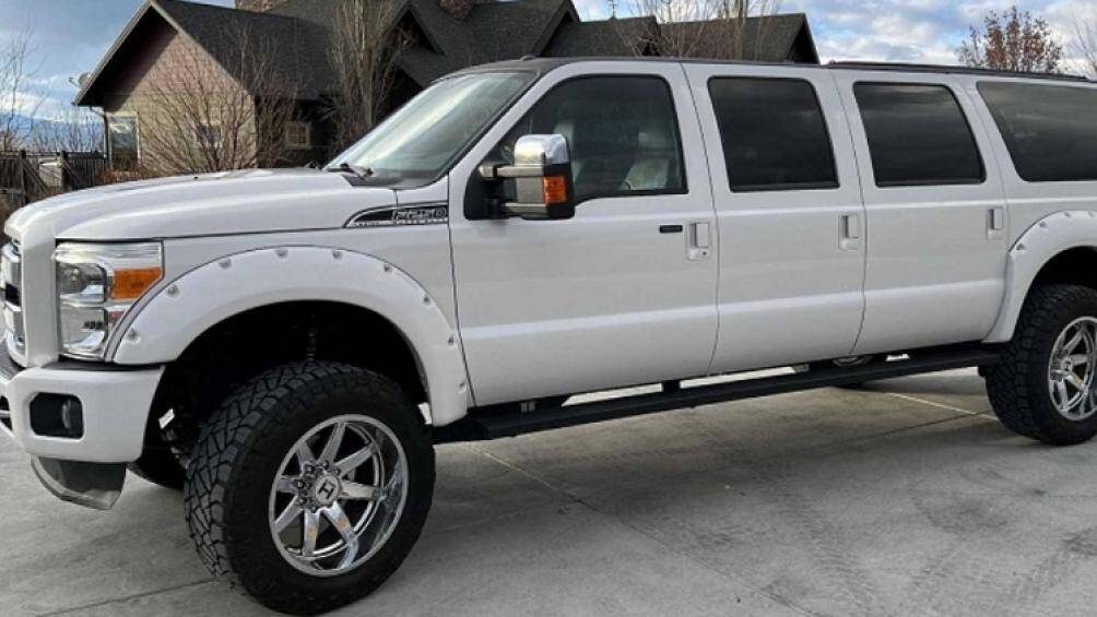 Ngoài ra, xe còn được trang bị hệ thống treo ICON giúp tăng thêm 5 inch (khoảng 127mm) khoảng sáng gầm và bộ mâm Hostile 22 inch