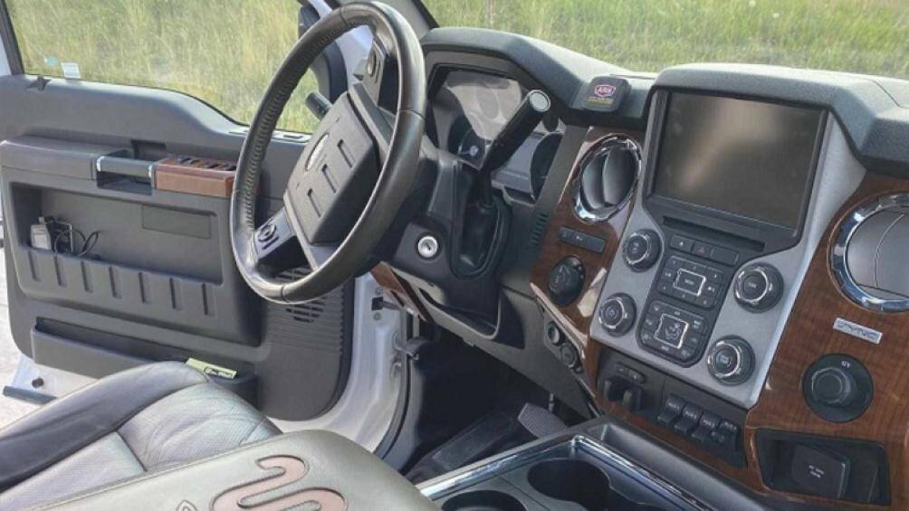 So với nguyên mẫu, chiếc F-250 này được bổ sung thêm 2 hàng ghế mới cho khả năng chứa tối đa 11 hành khách