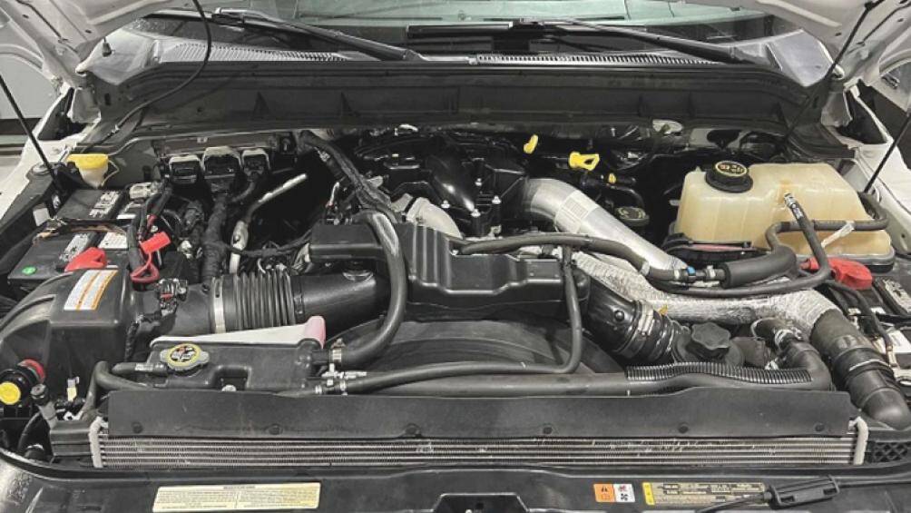 Nằm dưới nắp capo là khối động cơ tăng áp dầu V8 6.7L sản sinh công suất tối đa 440 mã lực và momen xoắn cực đại 1.116 Nm