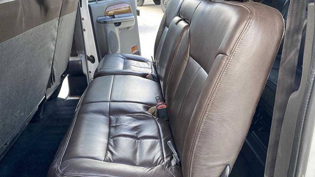 Bên trong khoang nội thất của chiếc xe có nhiều trang bị hiện đại như audio AM/FM cao cấp với đầu đĩa CD, ghế có sưởi...