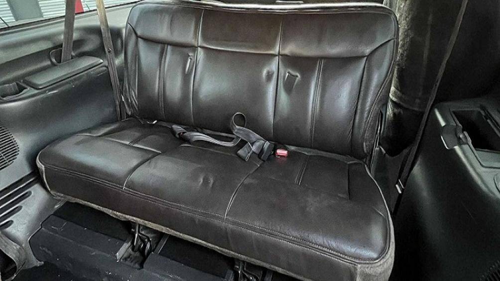 Do gặp tai nạn khiến phần hông của xe bị hư hỏng nghiêm trọng nên chiếc xe này được độ lại thành một Ford Excursion kéo dài 6 cửa