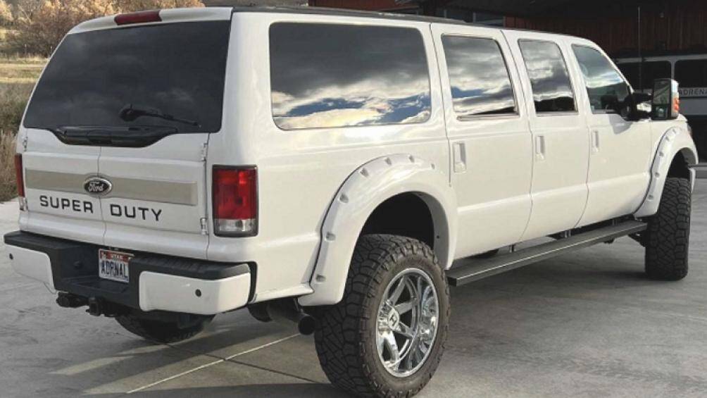Nền tảng của bản độ này là một chiếc Ford F-250 Super Duty Lariat 2016 với hệ dẫn động 4 bánh bán thời gian 4x4