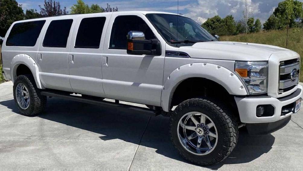 Chiếc Ford F-250 Super Duty đời 2016 này được độ thành một mẫu xe limousine và rao bán với mức giá lên tới 60.100 USD (1,38 tỷ đồng)