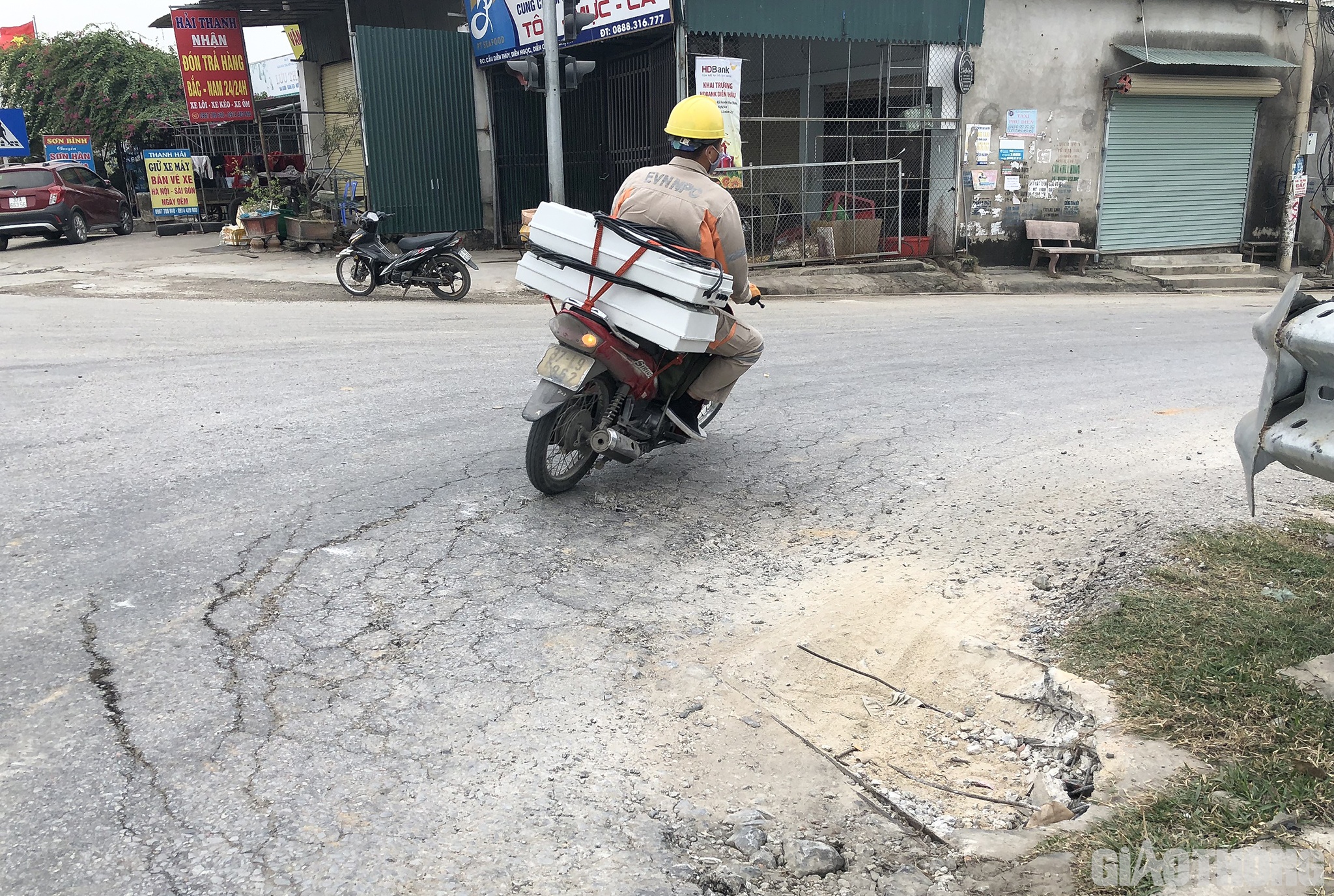 Cũng theo người dân nơi đây, tình trạng xe tải trọng lớn, cơi thùng hoạt động rầm rộ đã làm điểm tiếp giáp giữa QL1 với tuyến đường liên xã đã bị hư hỏng, sụt lún; rãnh thoát nước dọc QL1 bị hư hỏng.