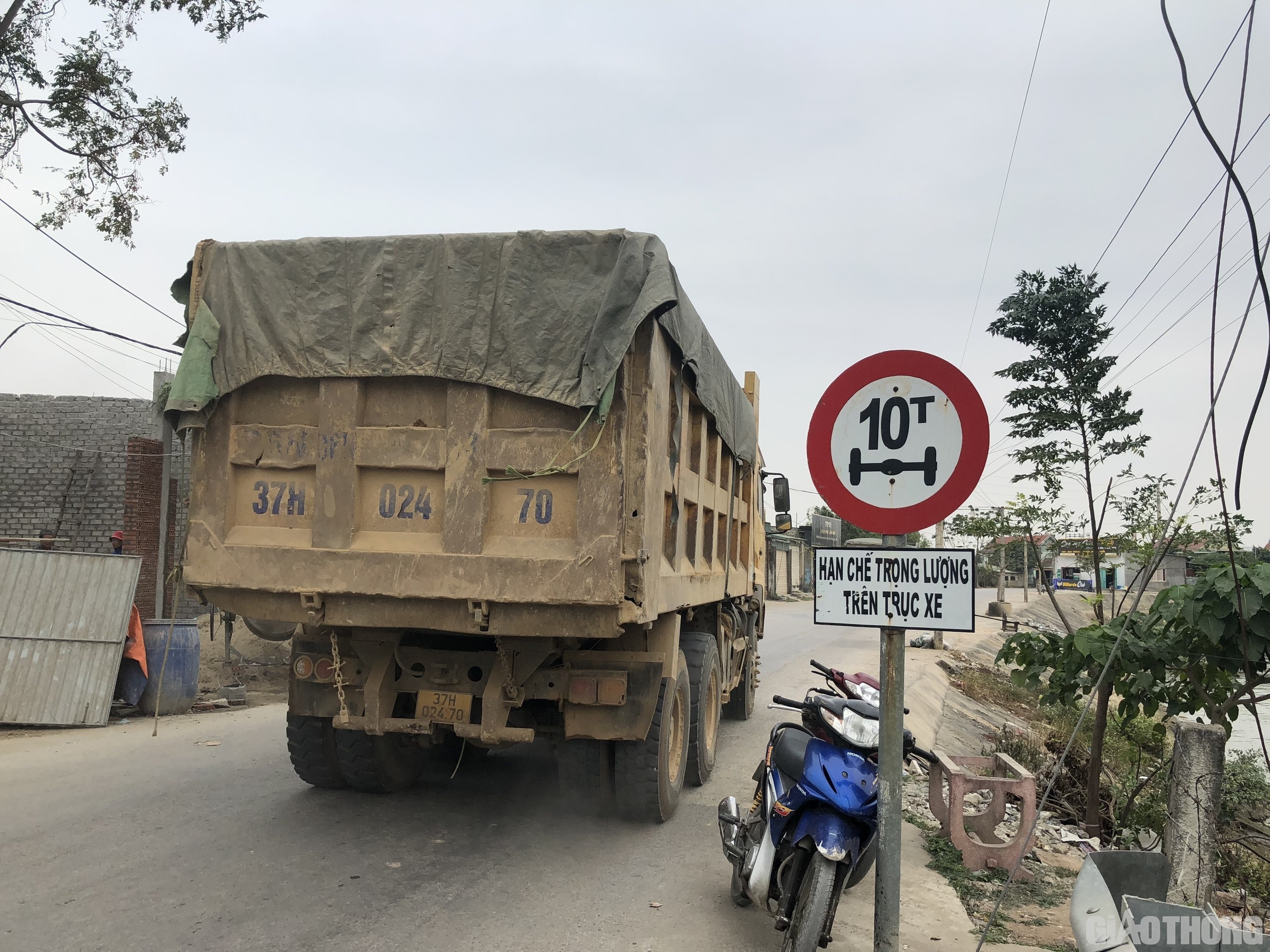 Đặc biệt, ngay tại đầu tuyến đường liên xã, ngành chức năng đã cắm biển hạn chế tải trọng trục là 10 tấn.