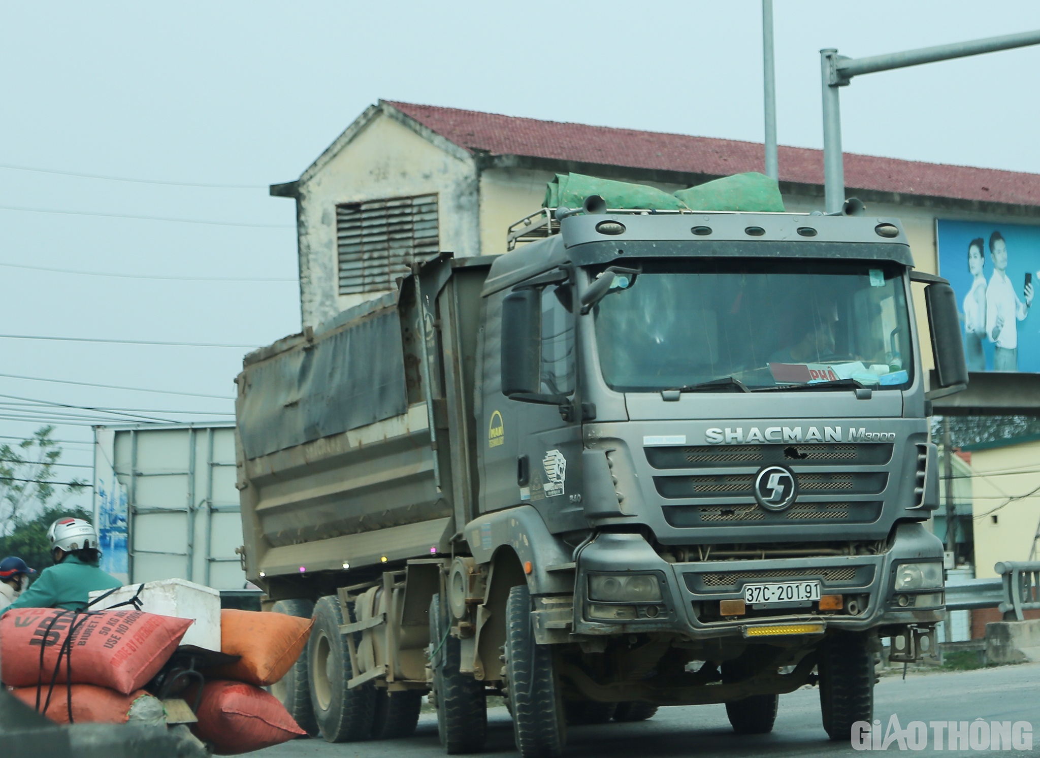 Trong 2 ngày có mặt tại đây, PV nhận thấy: Các xe này ngang nhiên hoạt động rầm rộ giữa ban ngày với quãng đường dài hơn 15km trên QL1 (từ cầu Khe Quánh, Km 438+520 đến cầu Diễn Thủy, Km 421+750,QL1) và trên đường vào trung tâm xã Diễn Ngọc nhưng không thấy lực lượng chức năng nào kiểm tra, xử lý.
