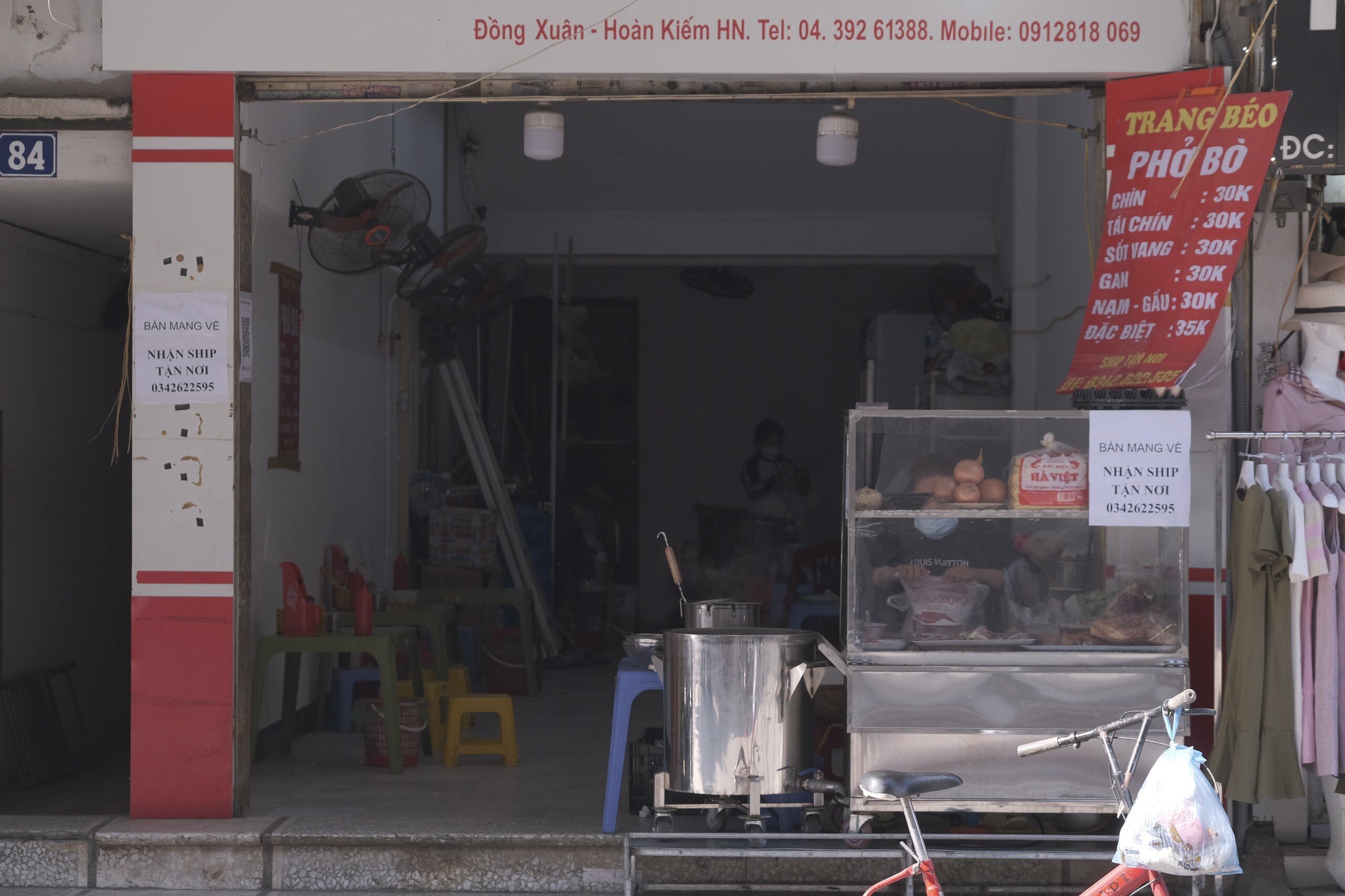 Trước đó, tối 18/12, UBND quận Hoàn Kiếm ra quyết định yêu cầu 5 phường thuộc cấp độ 3 tạm dừng các hoạt động, dịch vụ không thiết yếu, hạn chế hoạt động sự kiện tập trung đông người. Cùng ngày, UBND Hai Bà Trưng cũng ra quyết định điều chỉnh các biện pháp phòng chống dịch trên địa bàn.