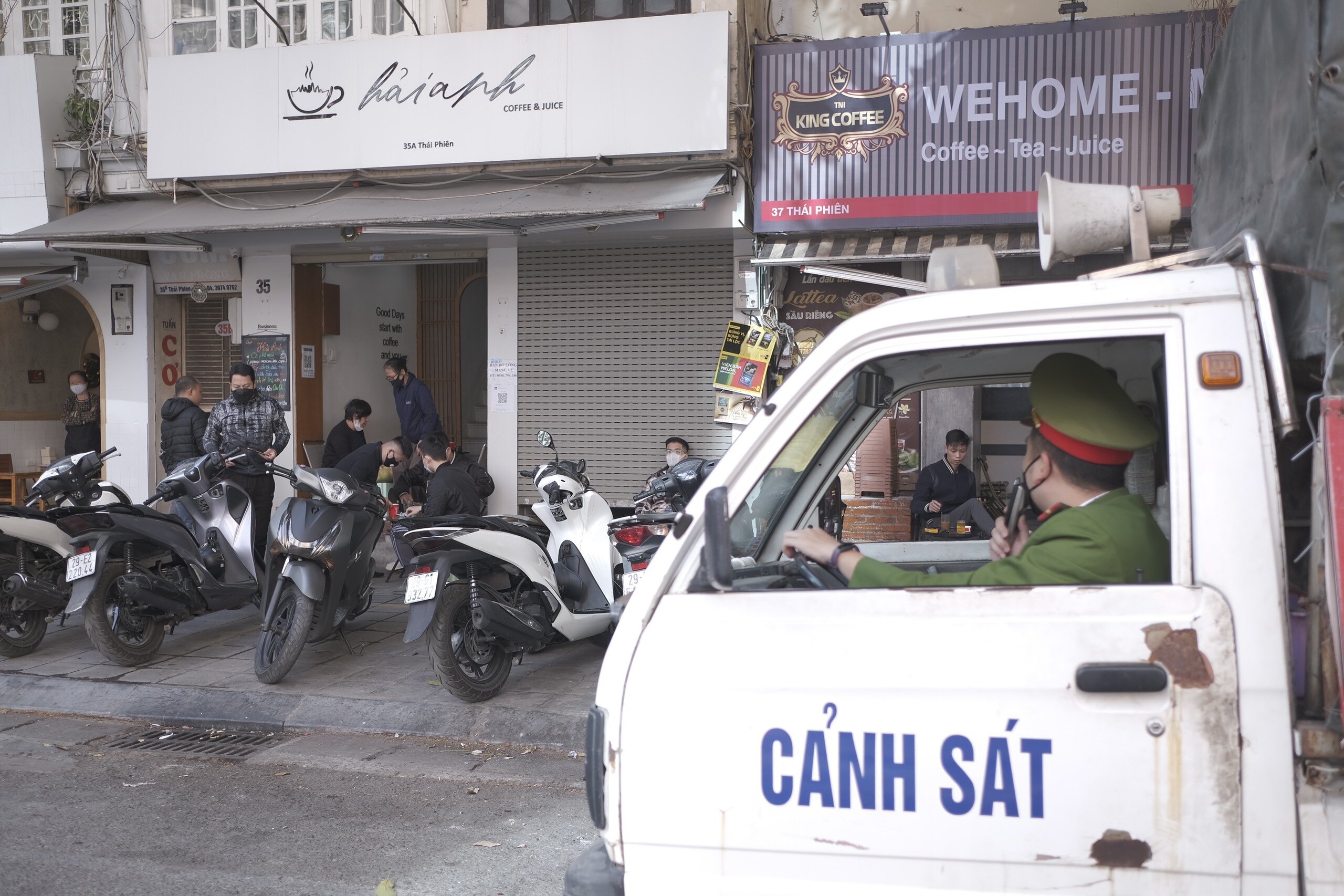 Quyết định điều chỉnh các biện pháp phòng chống dịch trên địa bàn 2 quận trung tâm này được đưa ra trong bối cảnh nhiều phường trên địa bàn đổi màu cấp độ dịch từ vàng sang cam (cấp độ 3, nguy cơ cao).