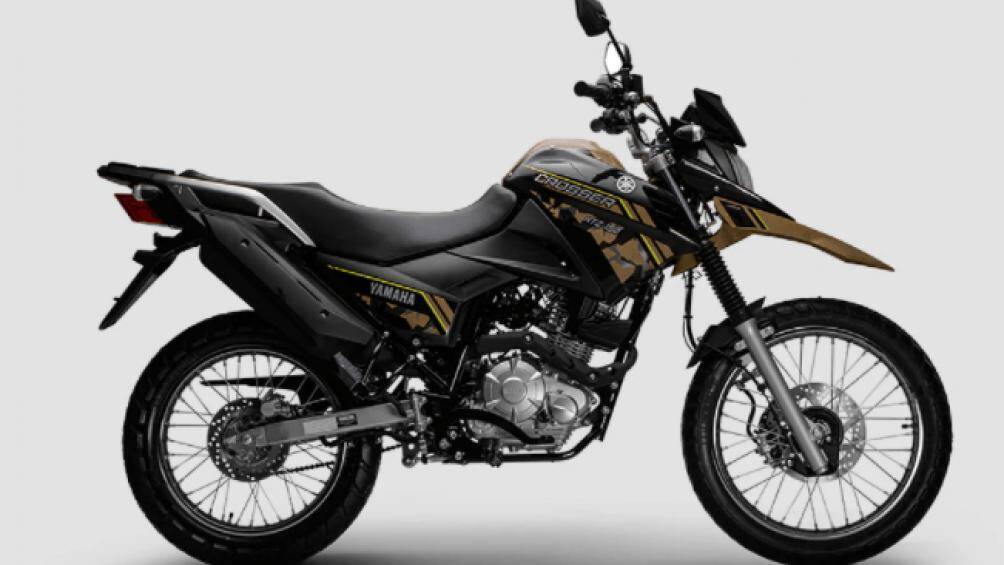 Yamaha Crosser 150 được thiết kế theo phong cách mô tô phượt bụi với đặc trưng là bộ ống xả đặt sát dưới yên xe, vị trí ngồi lái cao, yên hẹp