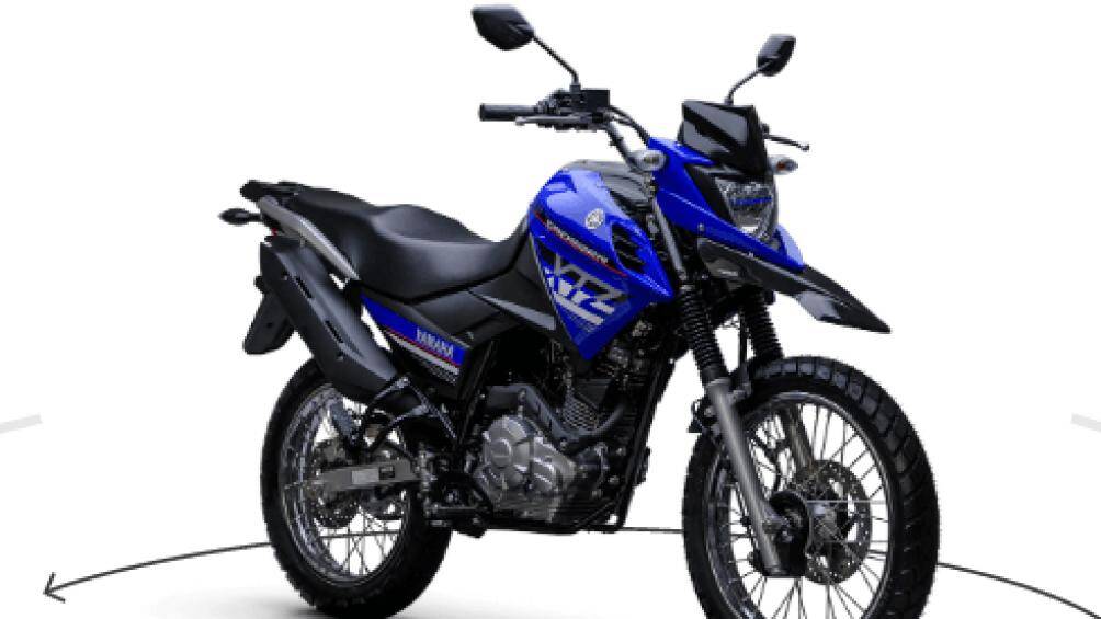 Xe có hai phiên bản Crosser 150 Z và Cross 150 S, chỉ khác nhau ở màu sắc trên lốc động cơ và có thêm một số phụ kiện bên ngoài xe