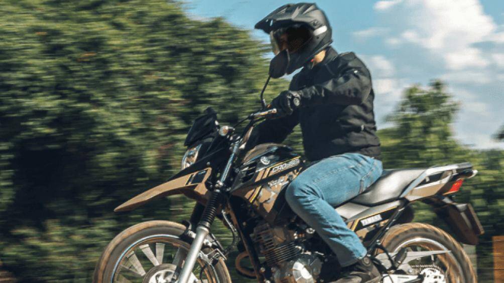 Yamaha Crosser 150 ABS 2022 có các màu tùy chọn màu như màu Xanh và màu Cát với các xọc nâu như hổ vằn nhìn rất mạnh mẽ